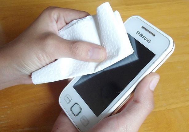 Clean fingerprints using hand sanitiser(smartphone tricks)